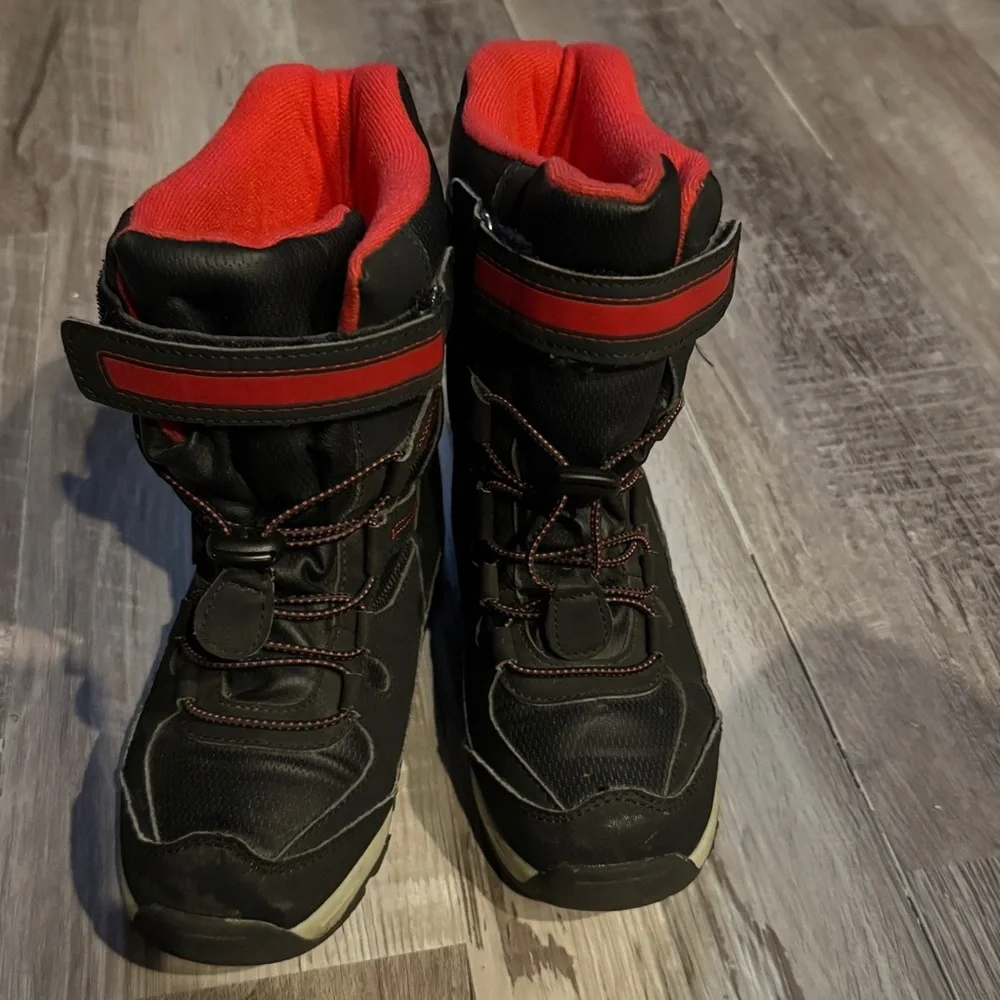 Totes Sage Kids Boys Black and Red Snow Boots